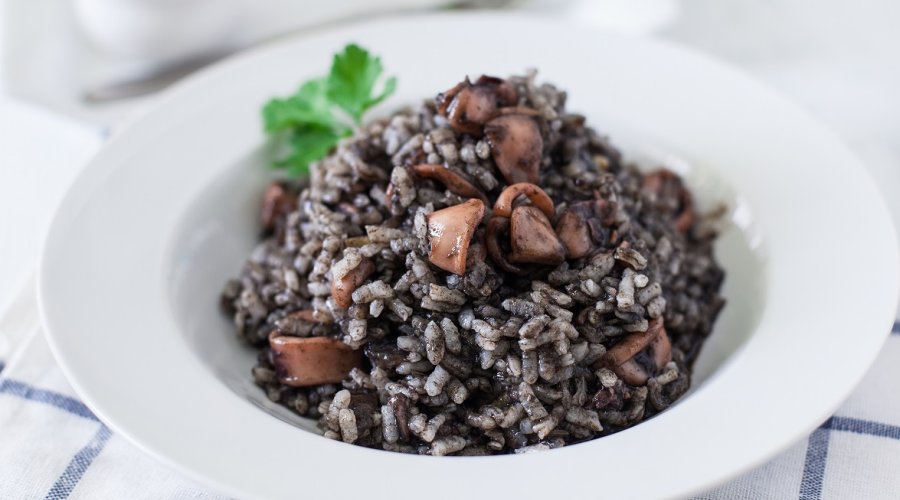 Arroz negro -Чёрный рис с морепродуктами