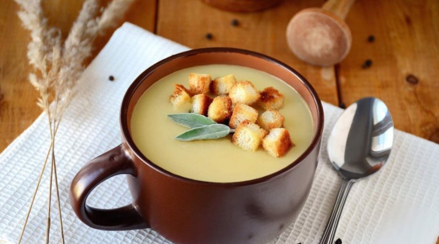 Чесночный суп с сырными гренками