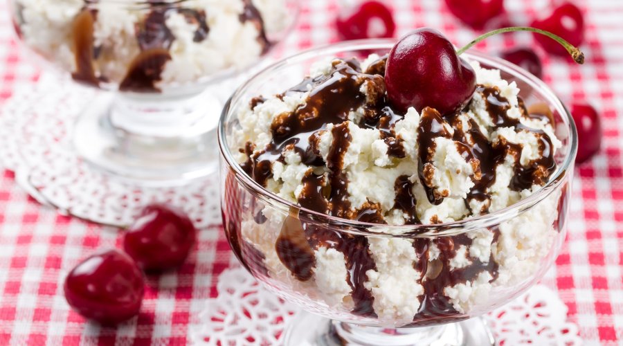 Десерт-мороженое с орехами, вяленой вишней и шоколадом