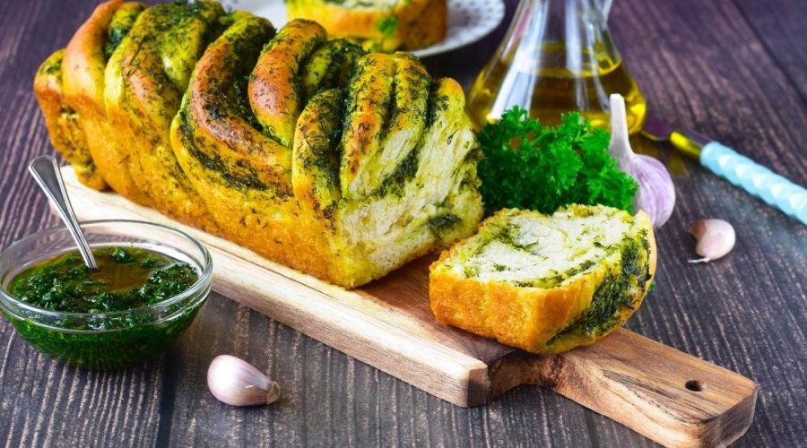 Французский хлеб с чесноком и зеленью