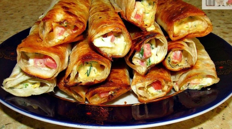 Горячие рулетики из лаваша с колбасками и сыром
