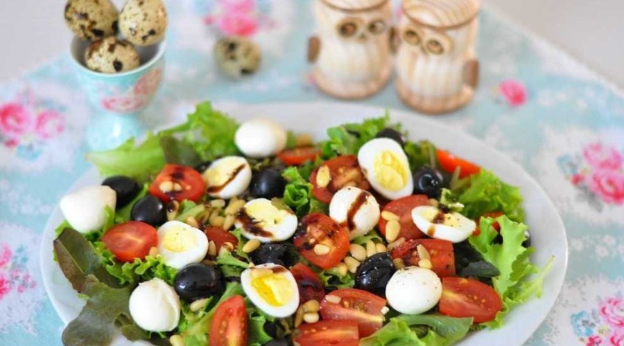 Гречневый салат с перепелиными яйцами