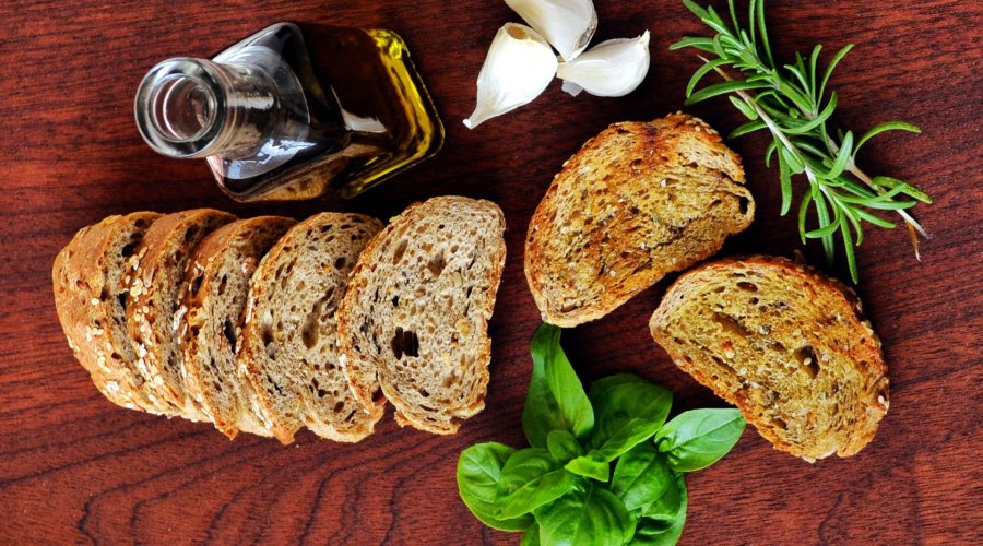 Хлеб цельнозерновой с розмарином и оливковым маслом