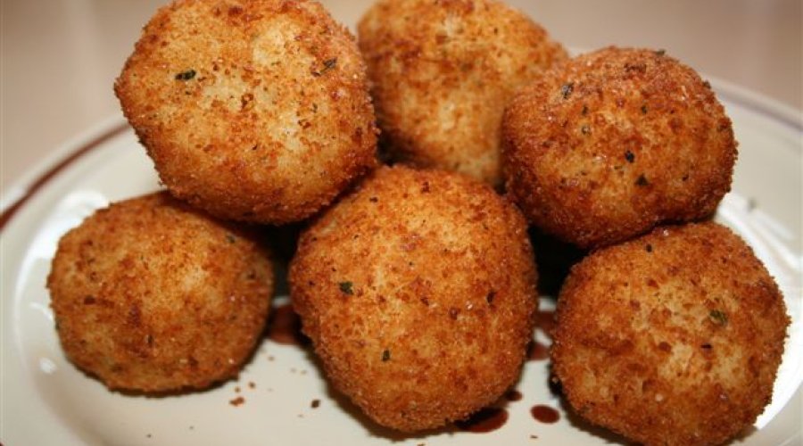 Картофельные шарики с фаршем и томатным соусом