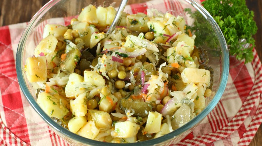 Картофельный салат с яблоком и горошком