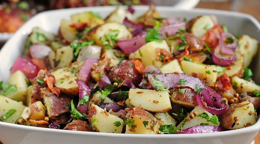 Картошка с колбасой и беконом. Теплый салат
