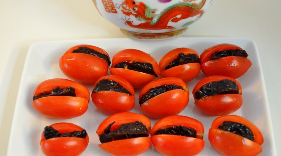 Китайская закуска из помидоров черри и чернослива