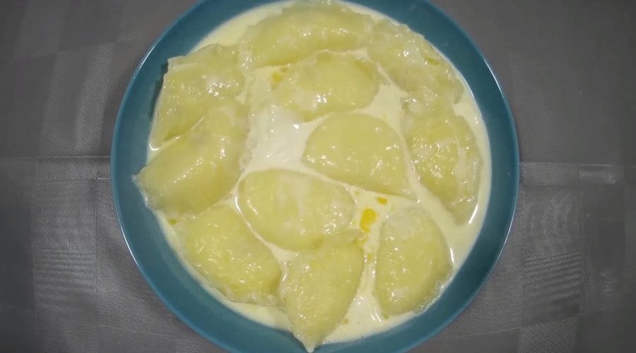 Крахмальные вареники с творогом и изюмом