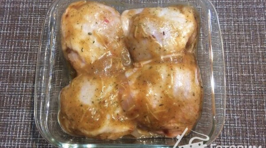 Куриные бедра в розовом соусе, запеченные в духовке по-Махеевски
