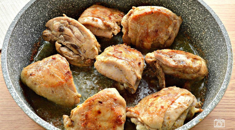 Куриные бедра жареные на сковороде с чесночком