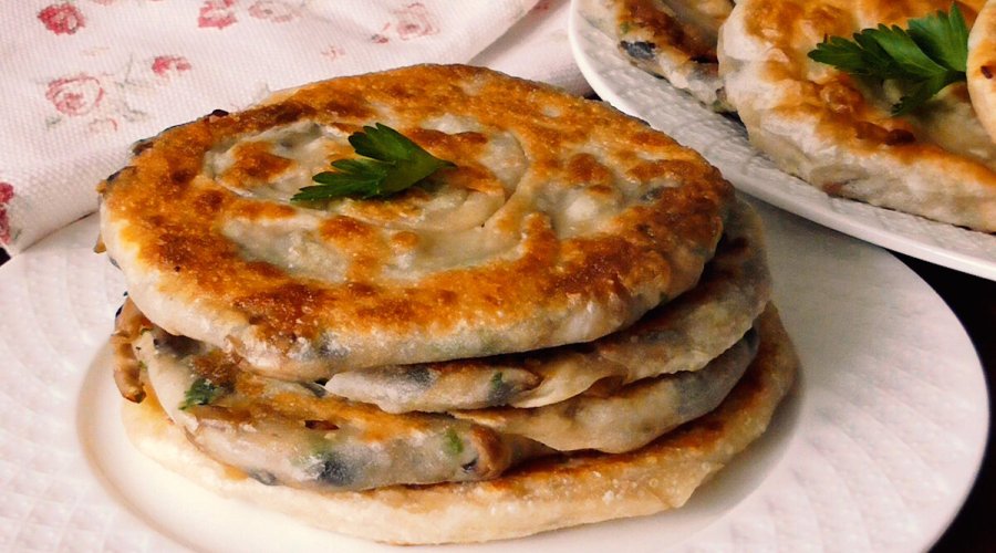 Лепешка с жареным луком и грибами