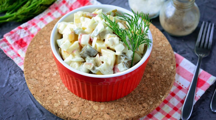 Луковый салат с яблоками по-польски