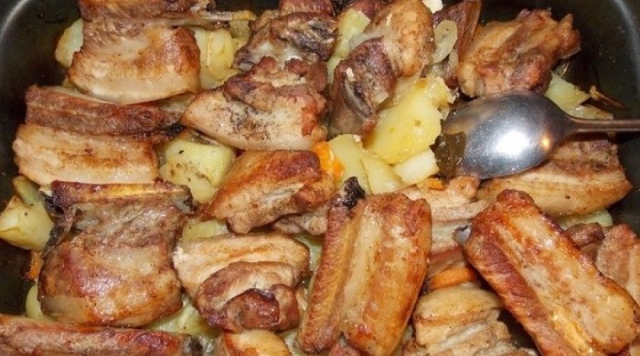 Молодая картошка со свиными рёбрышками в духовке