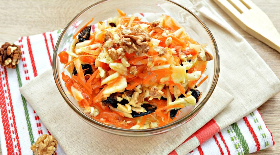 Морковный салат с сыром, орехами, сухофруктами