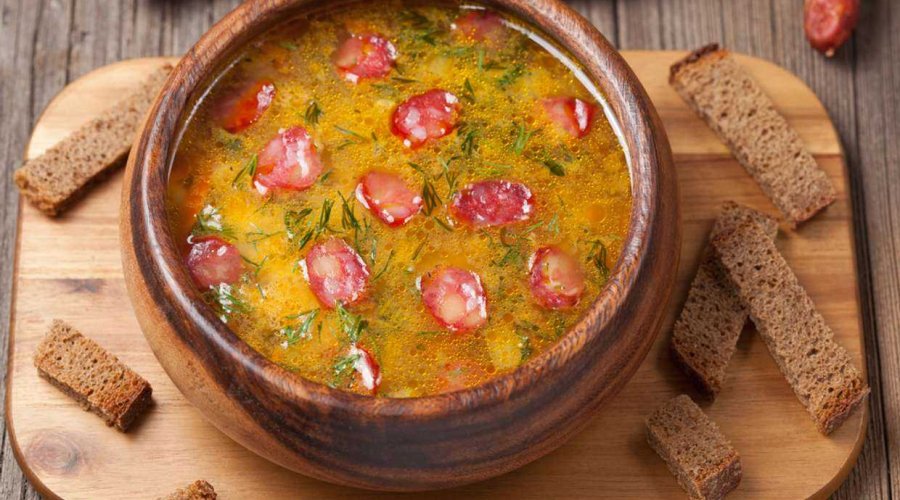 Острый суп с охотничьими колбасками по испански