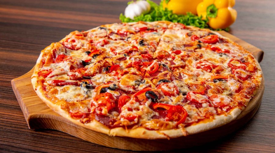 Пицца на готовой основе с сыром, болгарским перцем и соусом