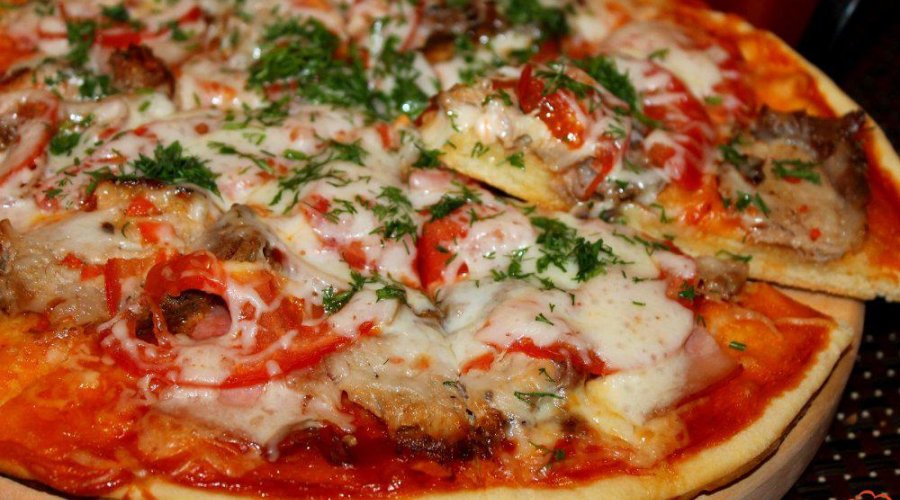 Пицца острая со свиной бужениной, беконом и моцареллой