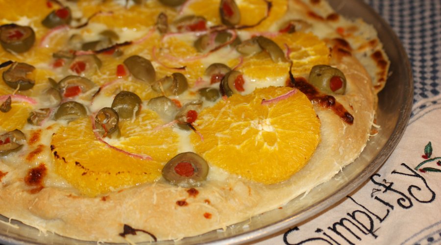 Пицца с апельсином и карамельным луком