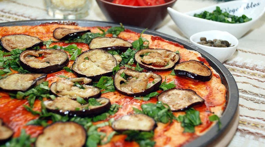 Пицца с баклажаном и грибами с томатным соусом