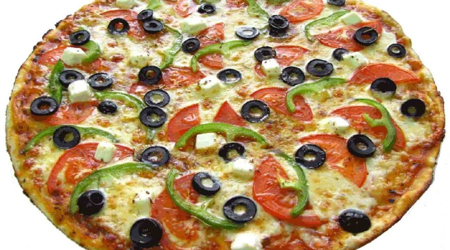 Пицца с черными оливками и двумя видами колбасы