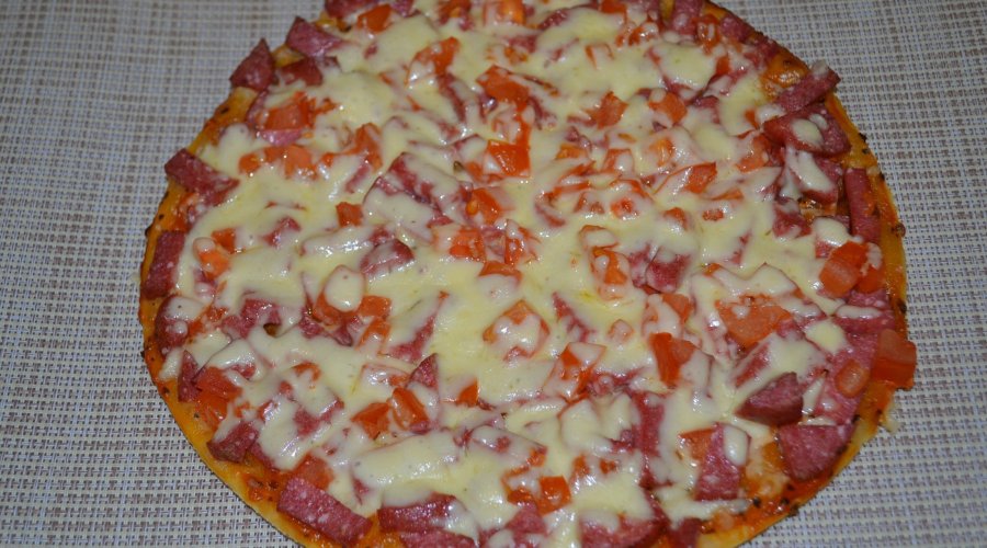 Пицца с колбасой и помидорами на дрожжевом тесте