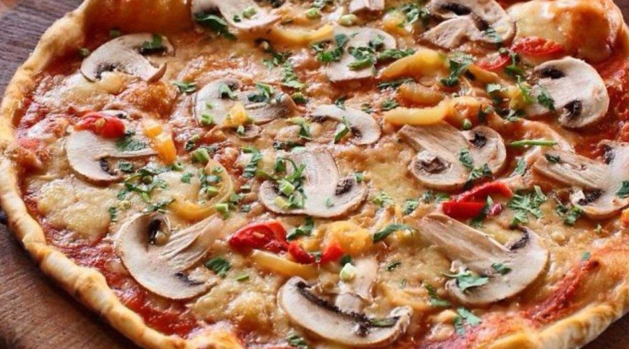 Пицца с салями, сыром и грибами в яичной заливке