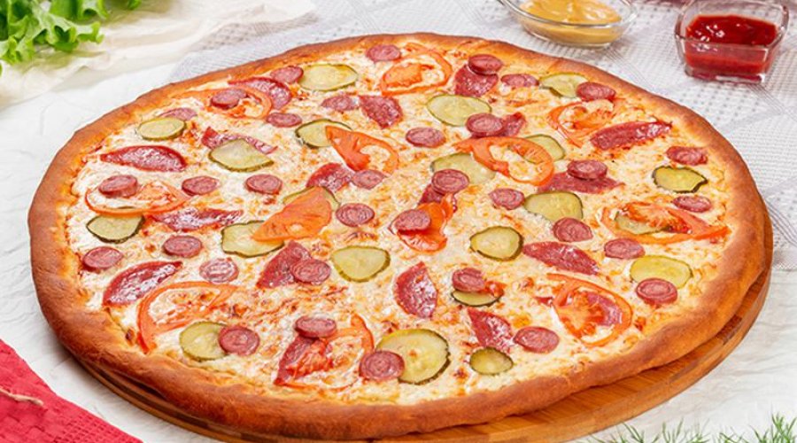 Пицца с сосисками и колбасой