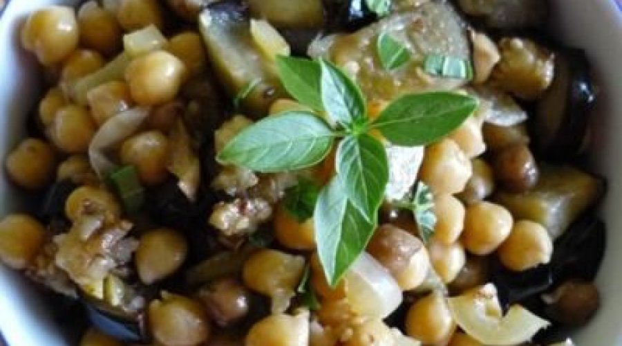 Пикантный салат из баклажанов и нута