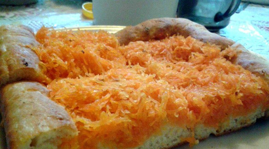 Пирог с начинкой из моркови и яблока