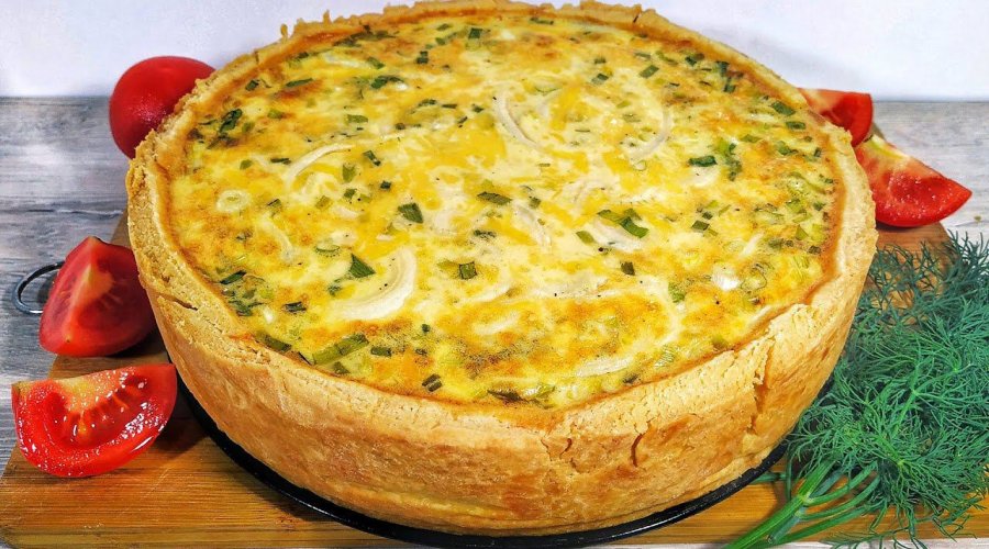 Пирог с сыром, яйцом и зелёным луком