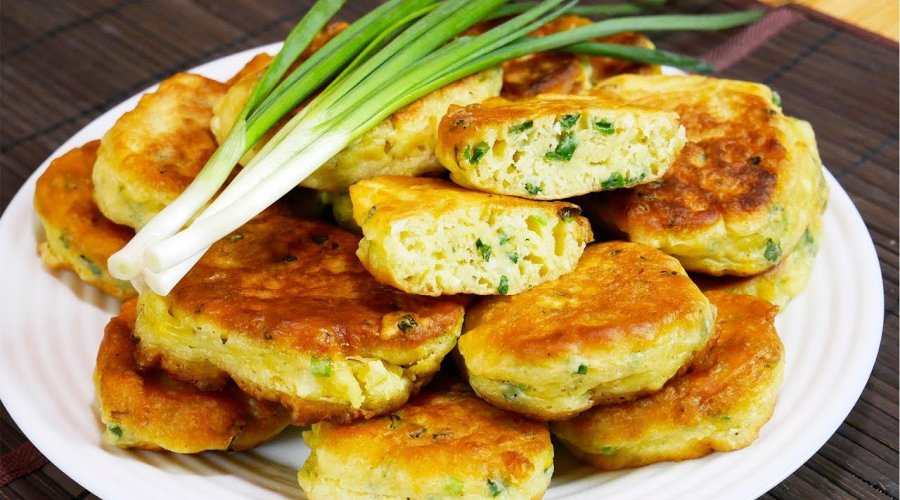 Пирожки с начинкой из вареной курицы и яйцом