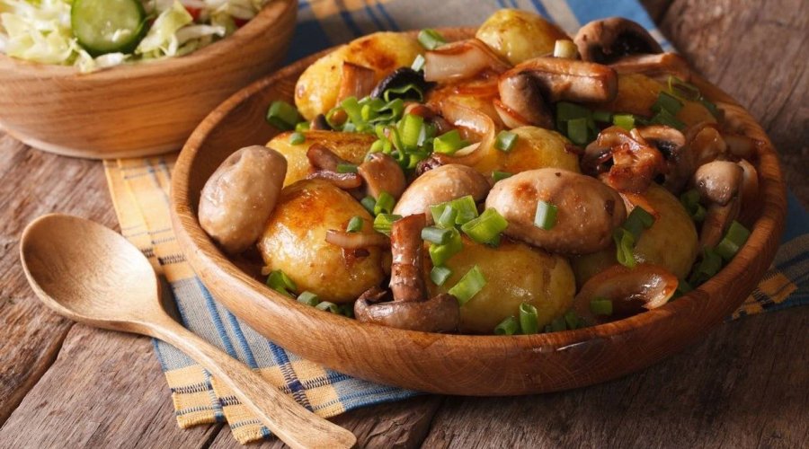 Постное горячее блюдо из картофеля и грибов