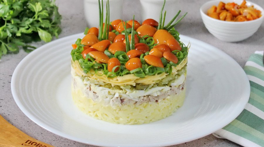 Постный салат с маринованными опятами