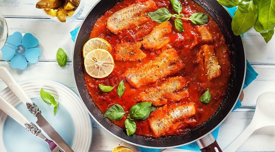 Рыба с базиликом в томатном соусе