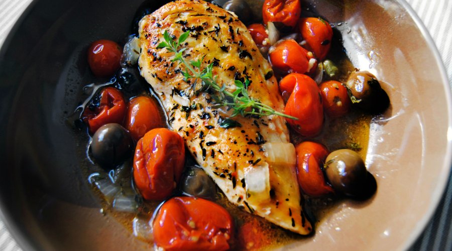 Рыба, запеченная с помидорами и оливками
