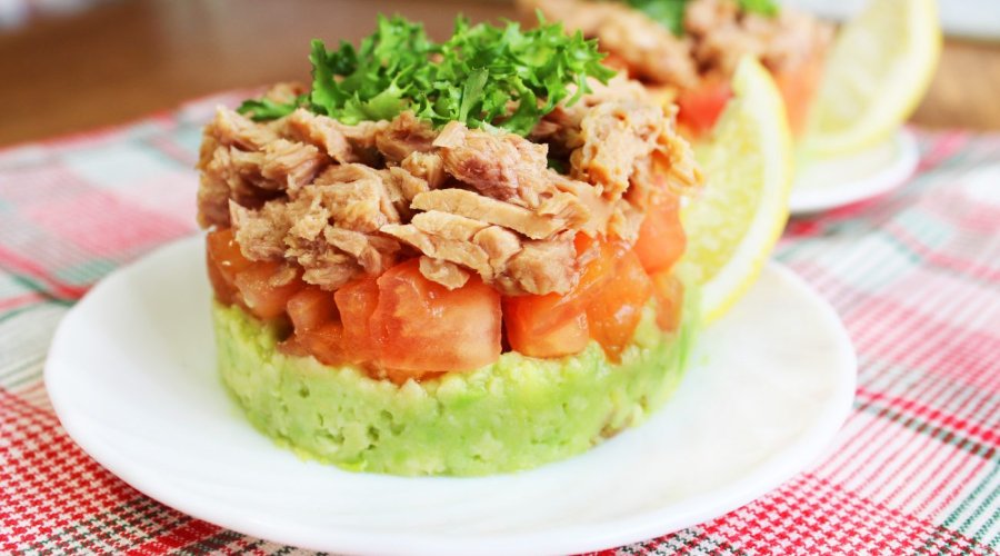 Салат из авокадо и тунца