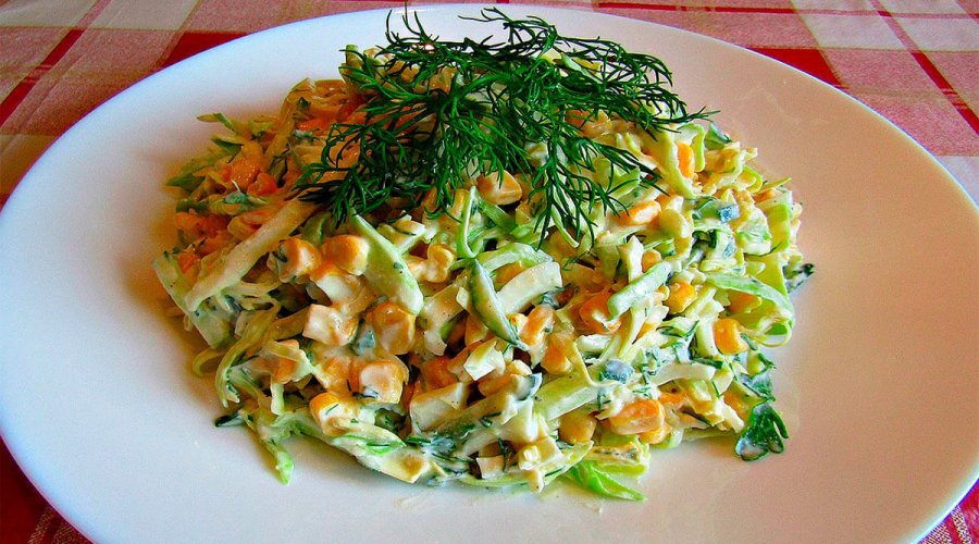 Салат из капусты с кукурузой