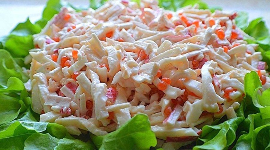 Салат из крабовых палочек и кальмаров «Морской каприз»