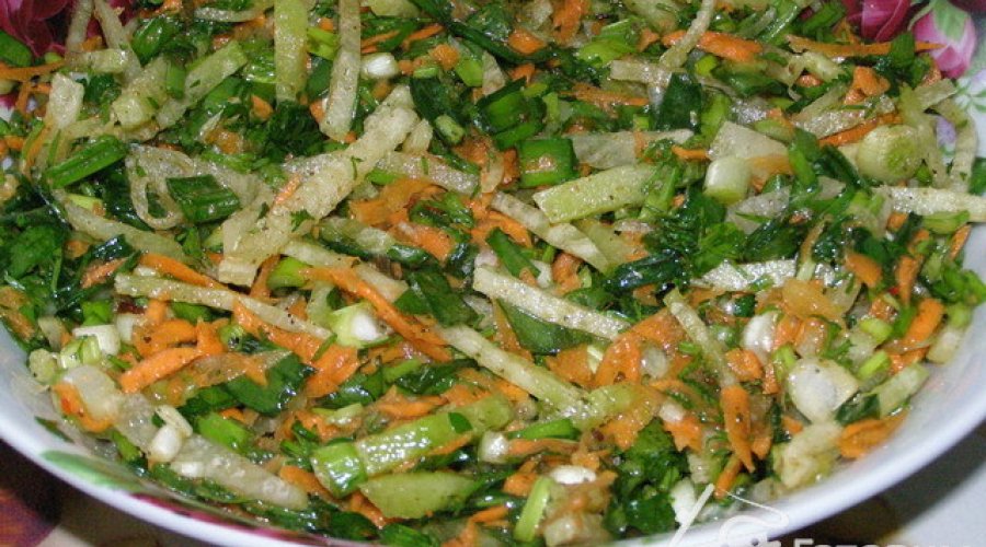 Салат из маргеланской редьки и зеленого лука
