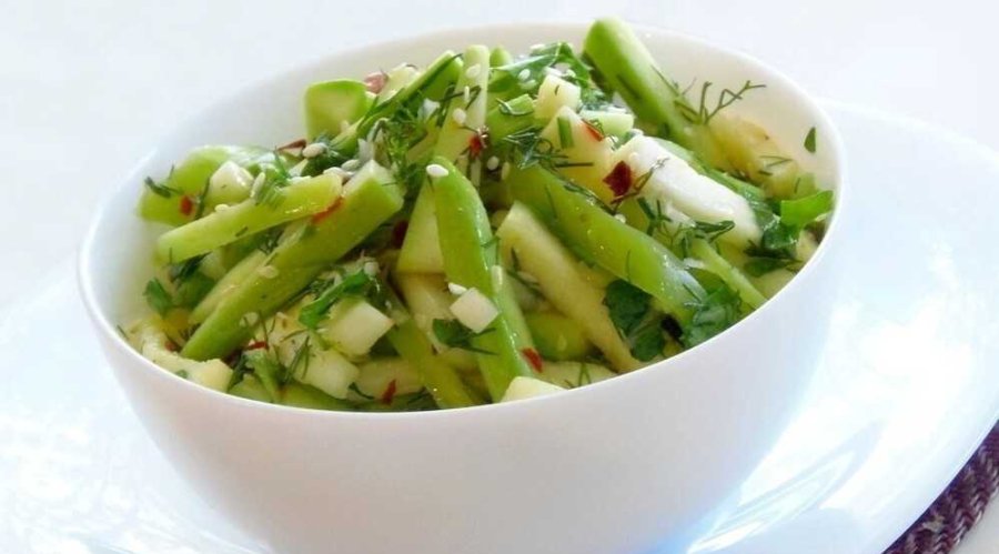 Салат из сельдерея с зеленью и семечками