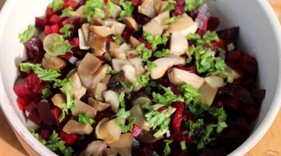 Салат из свёклы с маринованными грибами