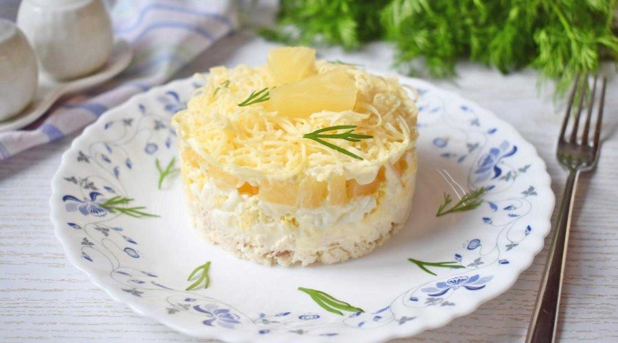 Салат с ананасом, курицей и сыром