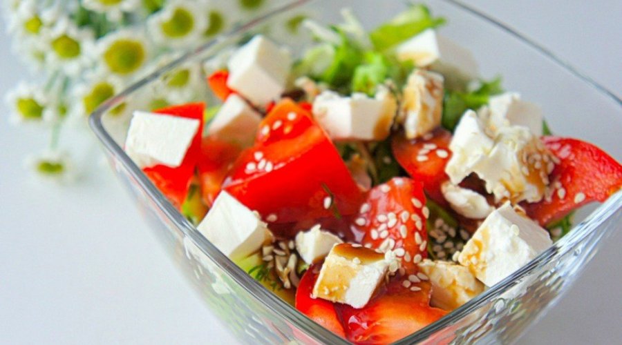 Салат с курицей, сыром «Фета» и овощами