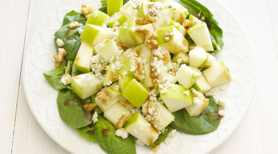 Салат с сельдереем,зеленым яблоком и орехами