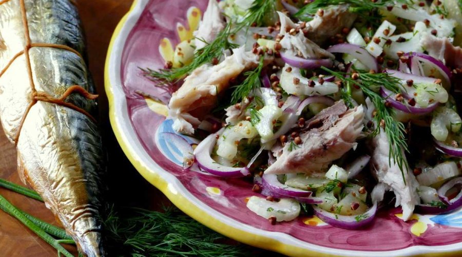Салат с соленой скумбрией и овощами
