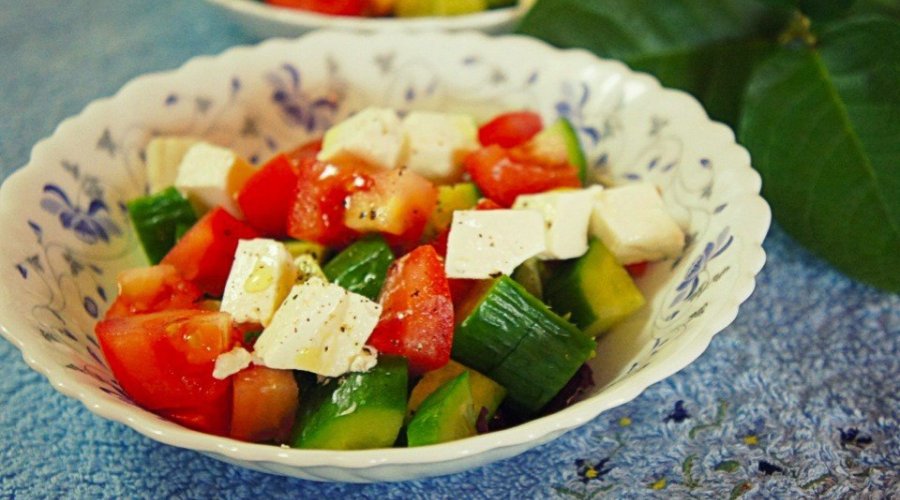 Салат с сыром фета и овощами