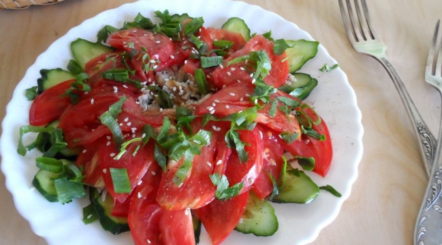 Салат со скумбрией и помидорами