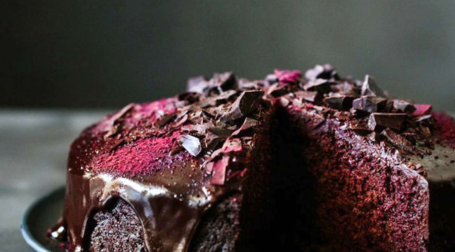 Шоколадный торт со свеклой, курагой и миндалем