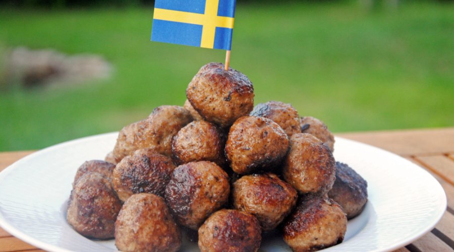 Шведские фрикадельки (Köttbullar) и дип из брусники