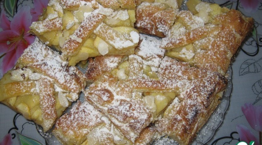 Слоеные пирожки с яблоком и бананом
